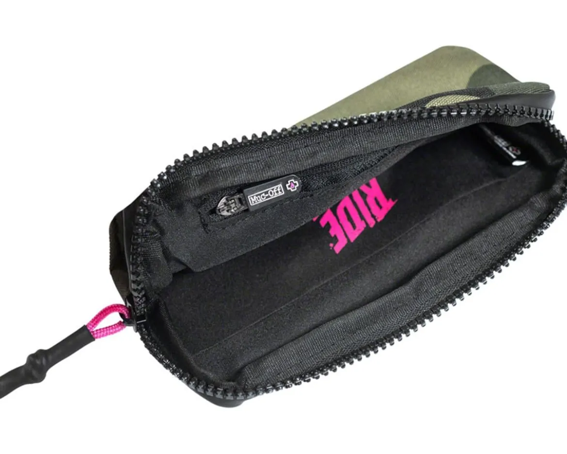 Muc-Off Essentials Case with Header