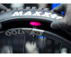 Muc-Off Stealth Tubeless Valve Tag Holder (Black/Pink)